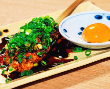 手仕事つくね<br />
炉端でじっくり焼き上げるつくねはジューシーで香ばしく、お酒との相性は抜群。お好みでタレか鬼おろしかお選びいただけます。